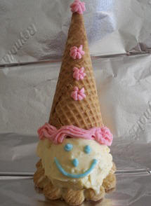 Craft with food and make an icecream clown